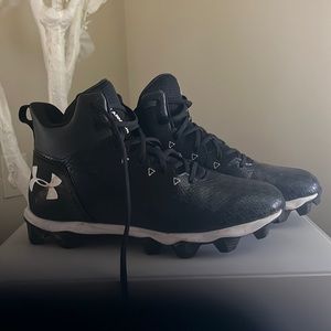 Under Armour men’s football cleats size 8, worn twice. Like new.